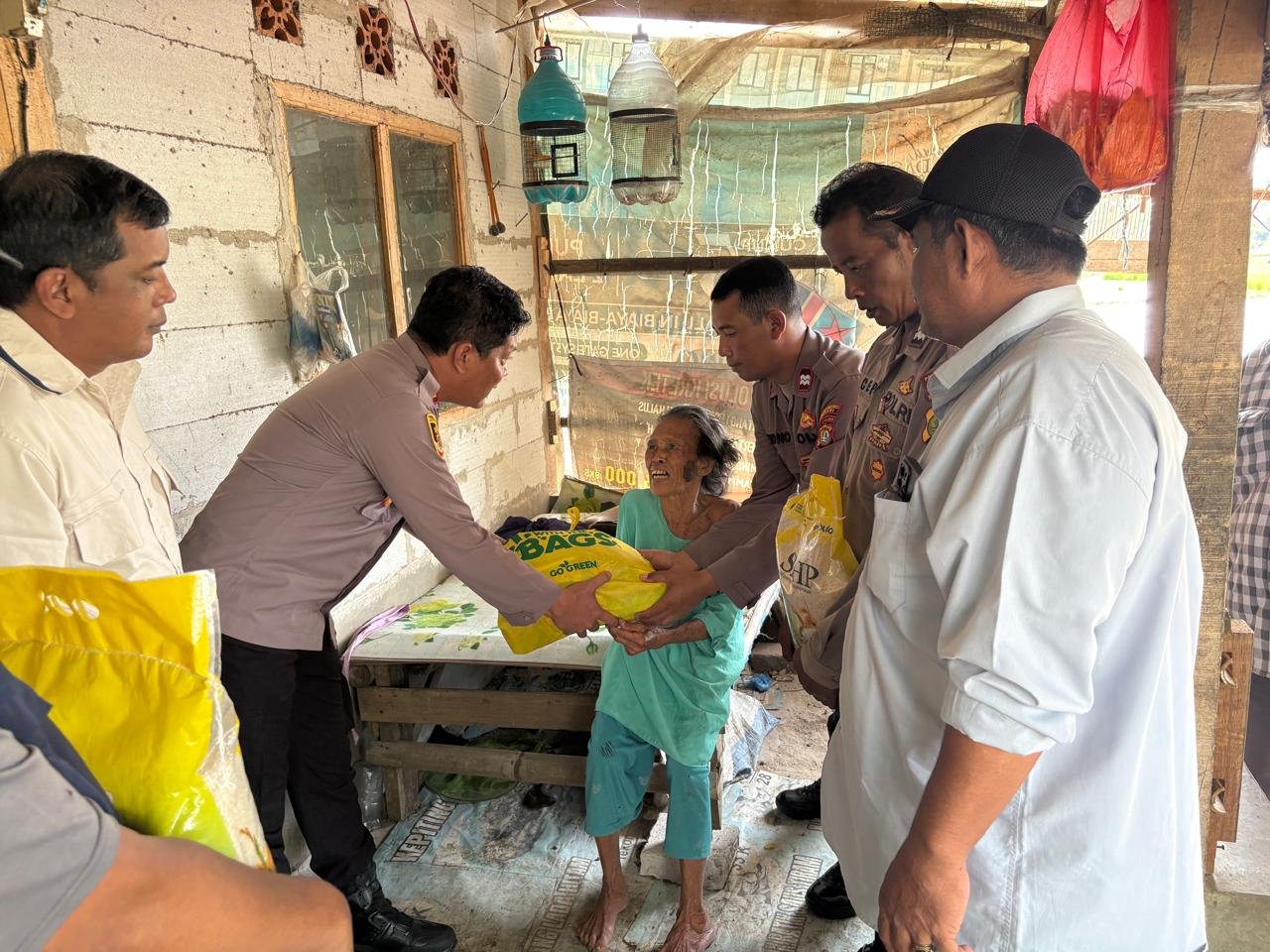 Rasa Peduli Terhadap Masyarakat Kapolsek Pebayuran AKP IING SUHAERI S.H.,M.H., Bersama Anggota Berikan Santunan Terhadap Warga Yang Sakit di Desa Karang Haur.