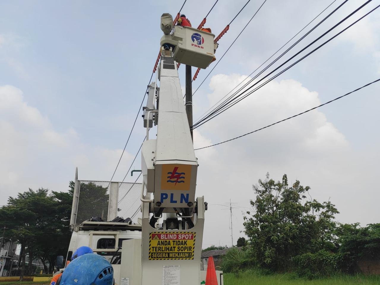 PLN UP3 Bekasi Lakukan PDKB Tanpa Pemadaman di Penyulang Citarum