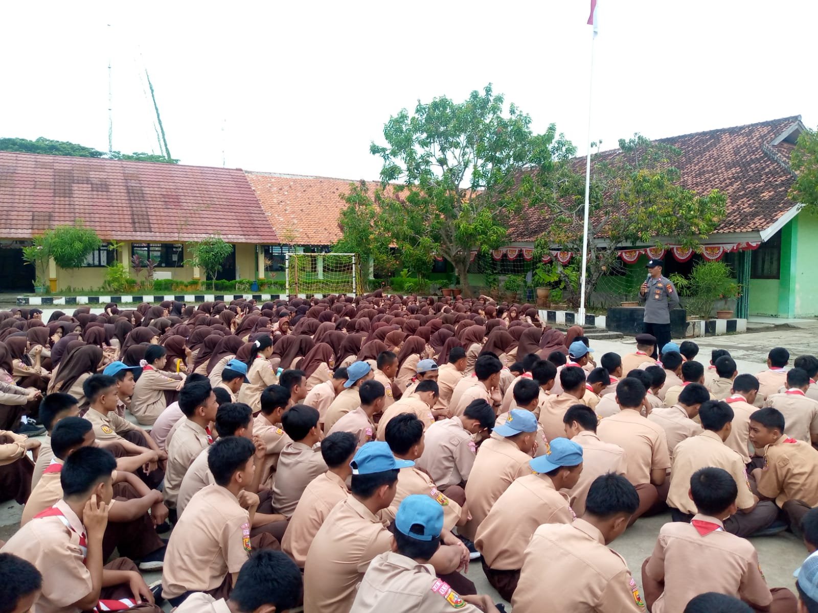 Kanit Binmas Polsek Pebayuran AIPTU Triyono Himbau Pelajar SMAN 1 Pebayuran: Jauhi Narkoba, Tawuran, dan Ajakan Unjuk Rasa
