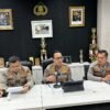 Pengamanan Humanis, Polisi Beri Air dan Roti untuk Buruh di Depan DPR/MPR RI