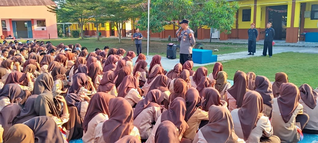 Kanit Binmas Polsek Pebayuran Aiptu Triyono Berikan Himbauan Bahaya Narkoba dan Antisipasi Ajakan Unjuk Rasa Lewat Medsos di SMKN 1 Pebayuran