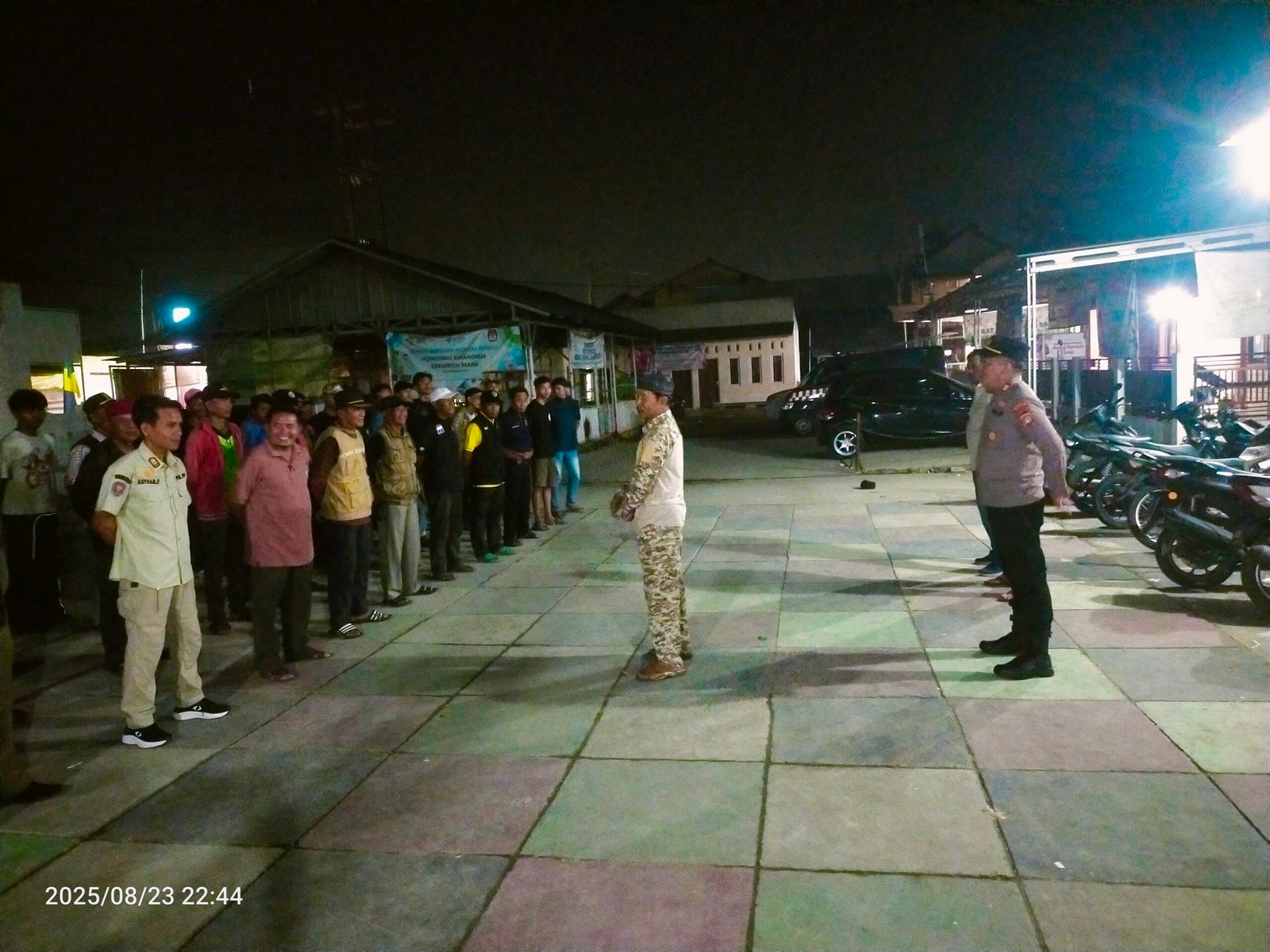 Kapolsek Pebayuran AKP IING SUHAERI, S.H.,M.H., Pimpin Apel di Desa Karang Reja, Tekankan Sinergitas Jagabaya dan Polri