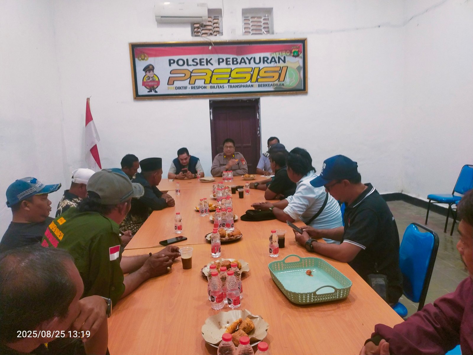 Jalin Silaturahmi Kanit Reskrim Bersama Waka Polsek Bersinergitas Jumpa Pers Di Gedung Bersejarah Polsek Pebayuran