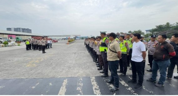 Ratusan Polisi Kepung Pabrik Yamaha di Bekasi, Amankan Aksi Buruh Tolak PHK Ketua Serikat