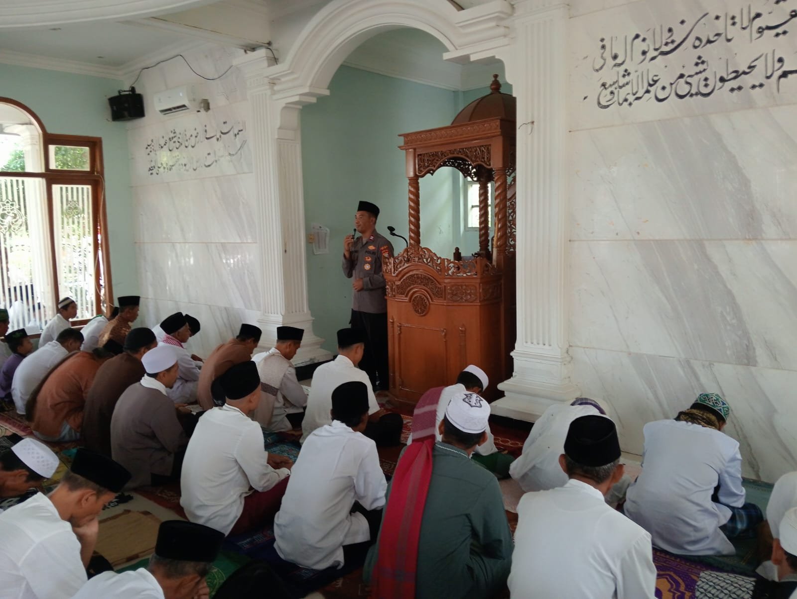 Kapolsek Pebayuran AKP IING SUHAERI, S.H.,M.H., Jalin Kedekatan dengan Warga Desa Karang Haur, Ajak Bersama Wujudkan Kamtibmas Kondusif