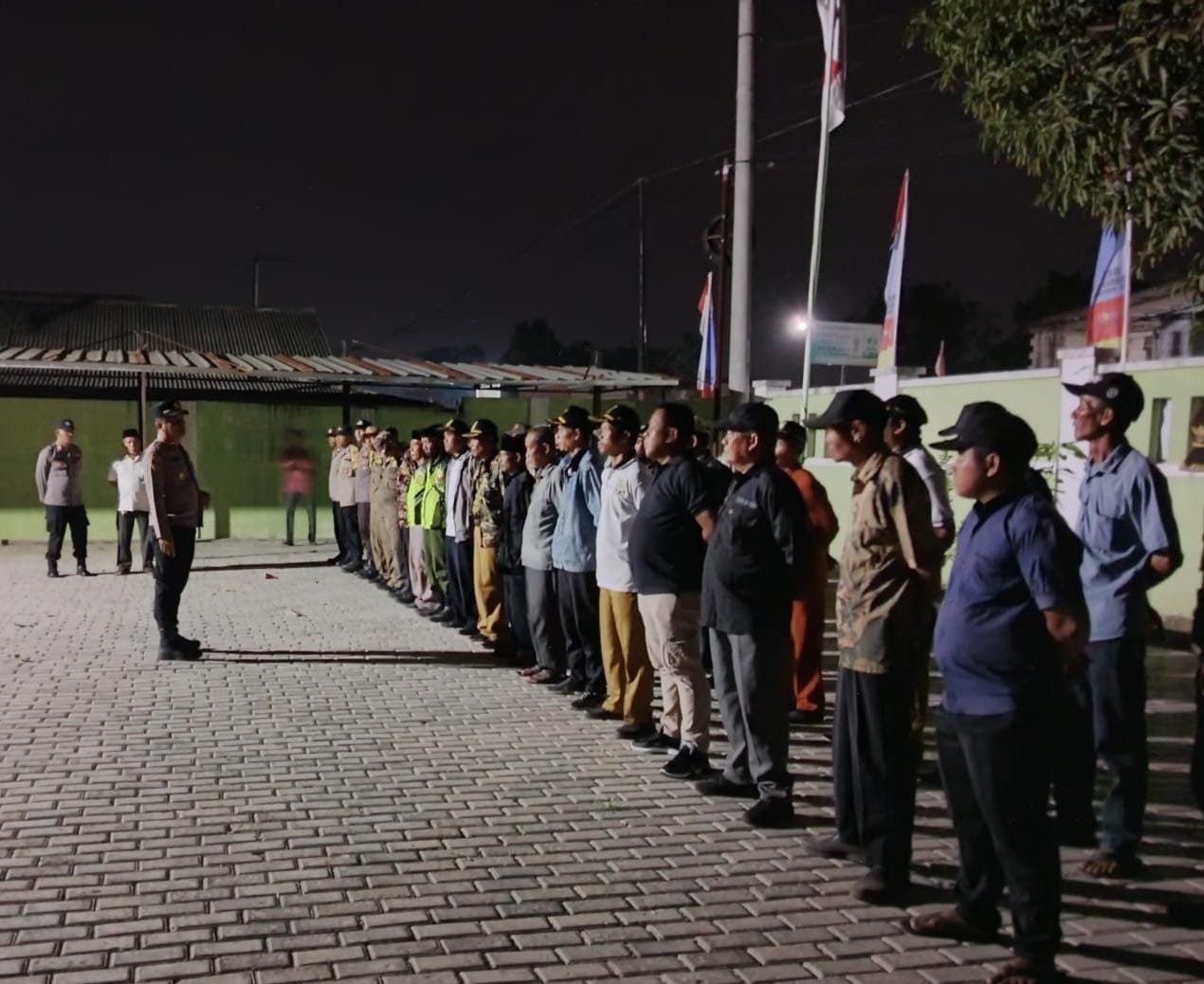 Kapolsek Pebayuran AKP IING SUHAERI S.H., M.H., Pimpin Apel Gabungan di Desa Sumbersari, Tegaskan Pentingnya Kamtibmas dan Jaga Bahaya