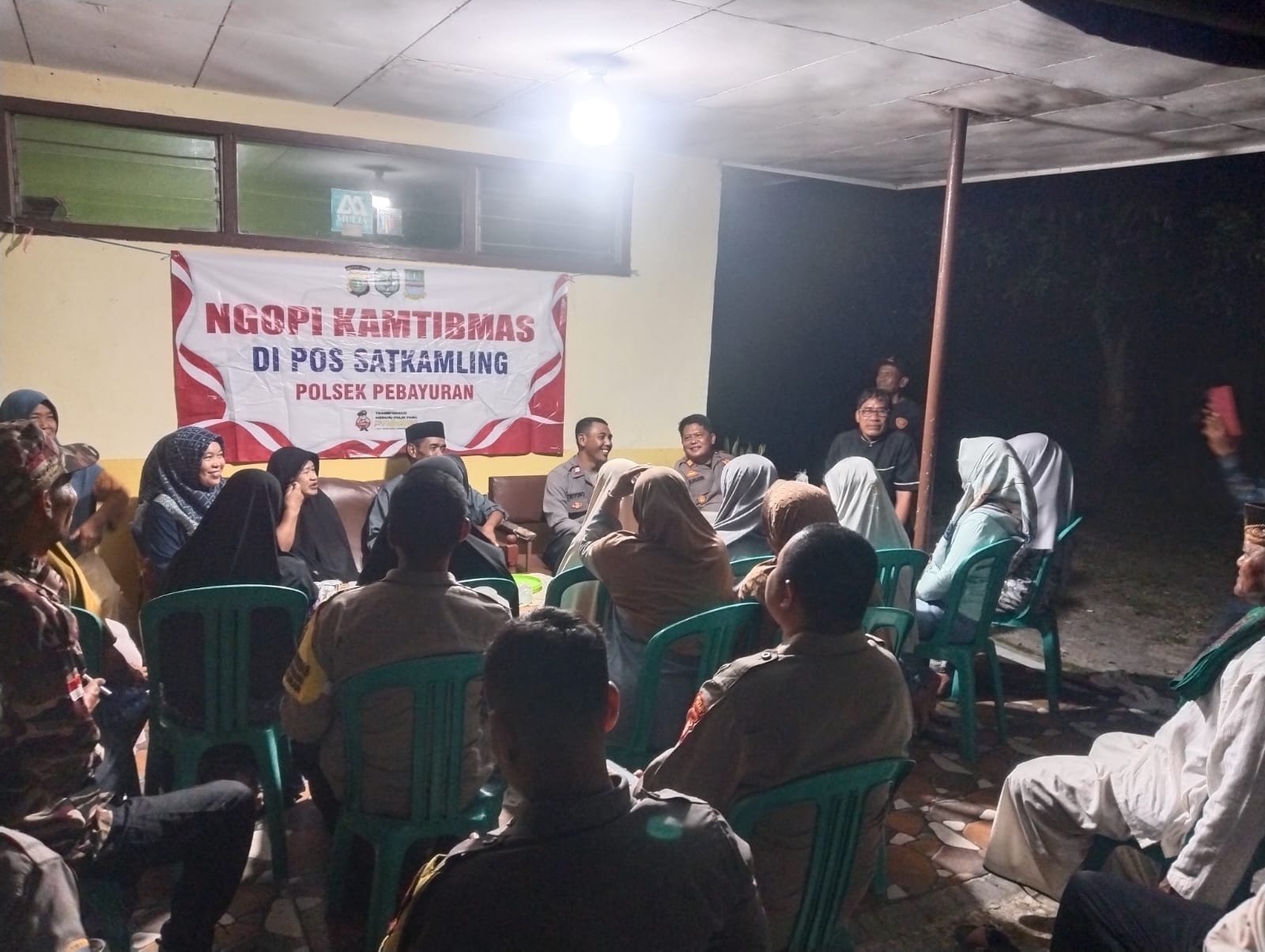 Kapolsek Pebayuran AKP IING SUHAERI S.H., M.H., Padal Kanit Bimas Aiptu Triyono Gelar Ngopi Kamtibmas Bersama Aparatur Kelurahan Kertasari dan Warga