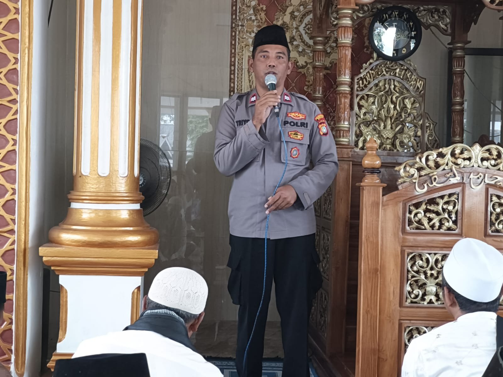 Kanit Binmas Polsek Pebayuran Aiptu Triyono Sampaikan Pesan Kamtibmas Saat Melaksanakan Salat Jumat di Masjid Jami Al-Muttaqin