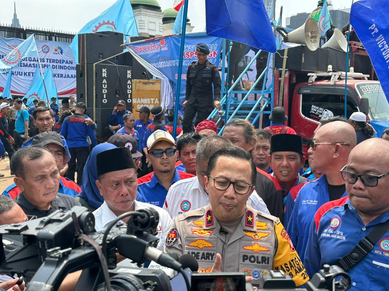 Ribuan Personil Polda Metro Amankan Aksi Buruh di DPR Berjalan Aman dan Humanis