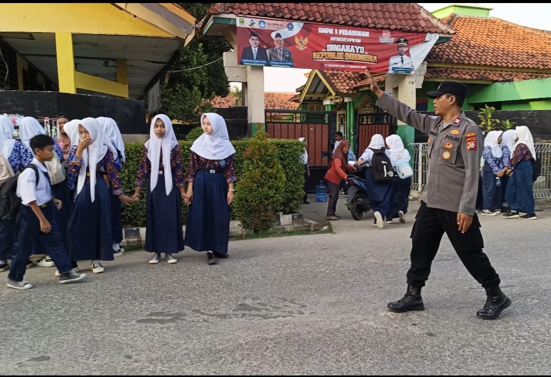 Kanit Bimas Polsek Pebayuran Aiptu Triyono Laksanakan Giat Yanmas di SMPN 1 Pebayuran