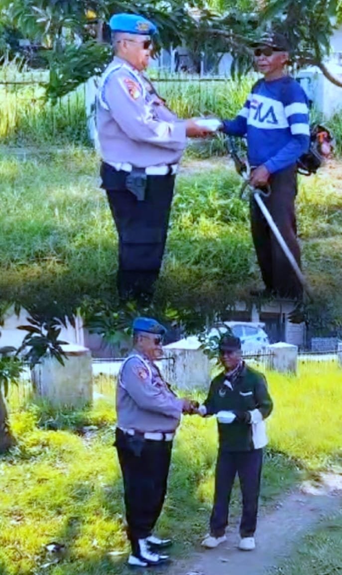 Kanit Propam Polsek Pebayuran Aiptu, Bakrizal Harian Bagikan Nasi Kotak kepada Warga