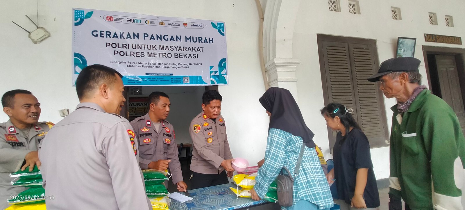 Polsek Pebayuran AKP IING SUHAERI, S.H.,M.H.,Gelar Penjualan Beras Murah, Disambut Antusias Warga