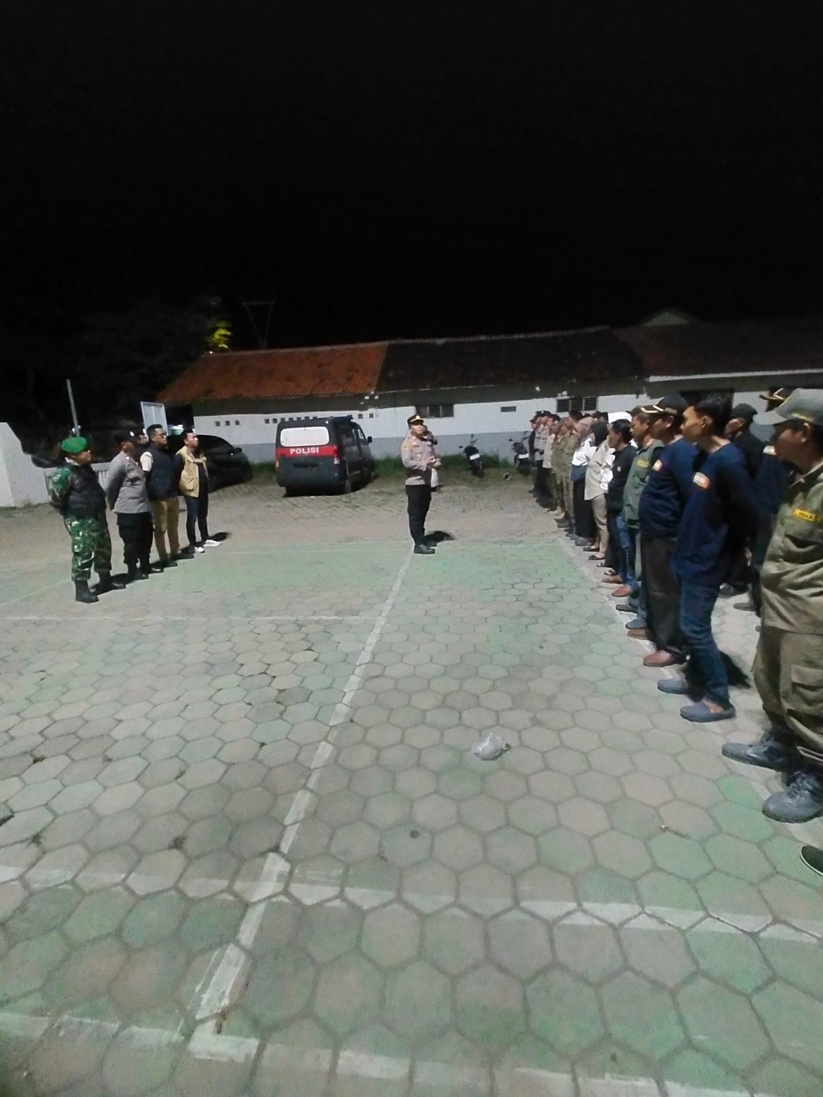 Kapolsek Pebayuran AKP Iing Suhaeri, S.H.,M.H., Pimpin Apel Malam Bersama Forkopimcam di Kelurahan Kertasari