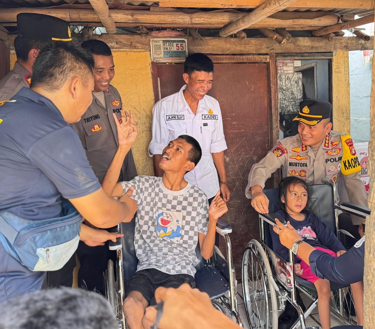 Polres Metro Bekasi Gelar Bakti Kesehatan, Kapolres Serahkan Kursi Roda untuk Penyandang Disabilitas di Pebayuran