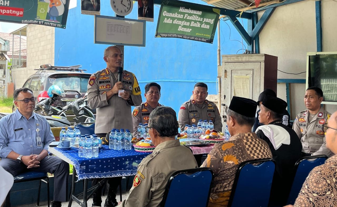 Kapolres Metro Bekasi Tinjau Pos Siskamling di Kecamatan Pebayuran
