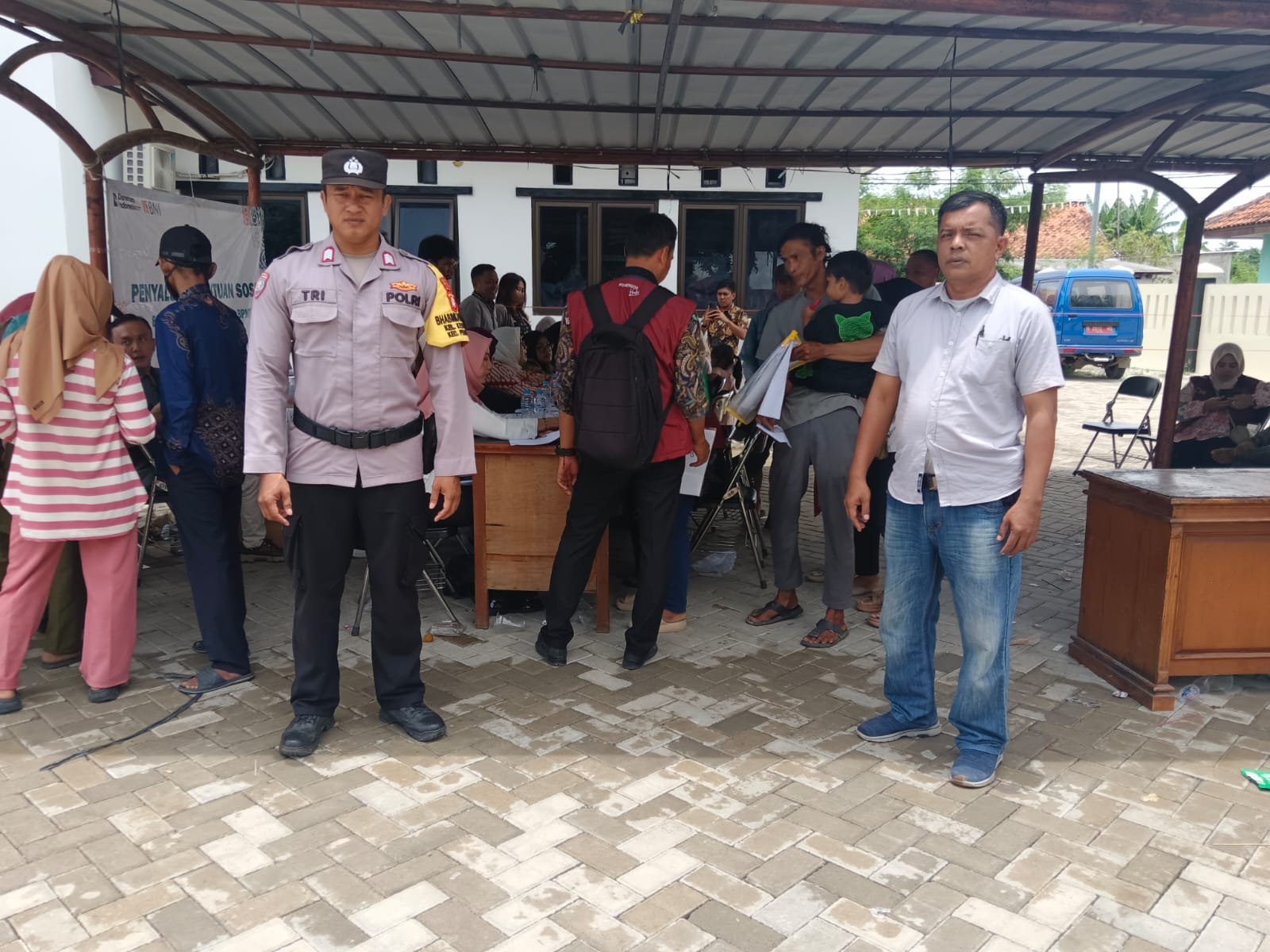Polsek Pebayuran Melalui Kanit Intelkam Aiptu Abdurrahman Monitoring Pembagian Kartu Keluarga Sejahtera di Kecamatan Pebayuran