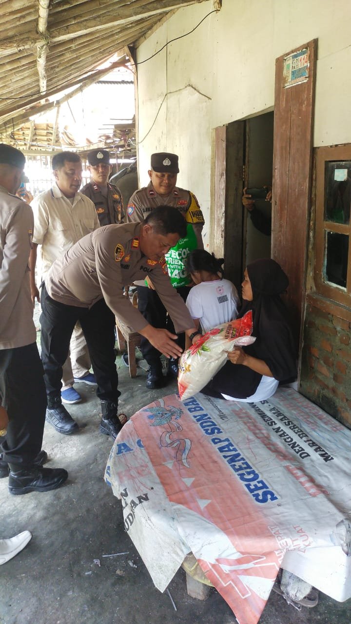 Kapolsek Pebayuran Gelar Jumat Berkah, Berikan Bantuan kepada Warga Disabilitas di Desa Sumbereja