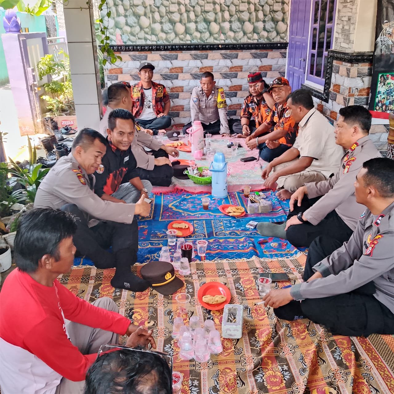 Kapolsek Pebayuran AKP IING SUHAERI S.H., M.H., Jalin Silaturahmi dengan Ketua Pemuda Pancasila, Ajak Bersinergi Wujudkan Keamanan Wilayah