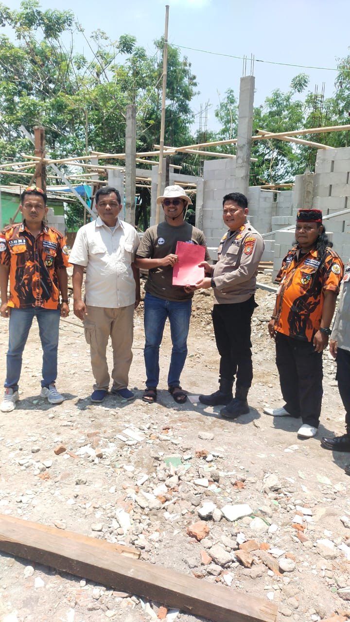Wujudkan Kepedulian, Kapolsek Pebayuran Bersama Anggota Bantu Pembangunan Masjid Al-Jihad di Desa Sumbersari