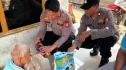 GIAT JUMAT BERKAH, KAPOLSEK PEBAYURAN SAMBANGI NENEK MITRI USIA 102 TAHUN