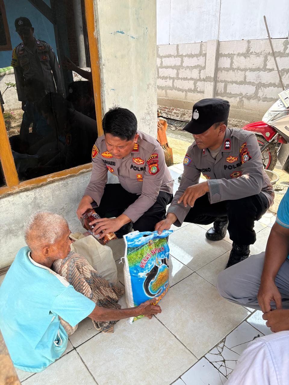 GIAT JUMAT BERKAH, KAPOLSEK PEBAYURAN SAMBANGI NENEK MITRI USIA 102 TAHUN