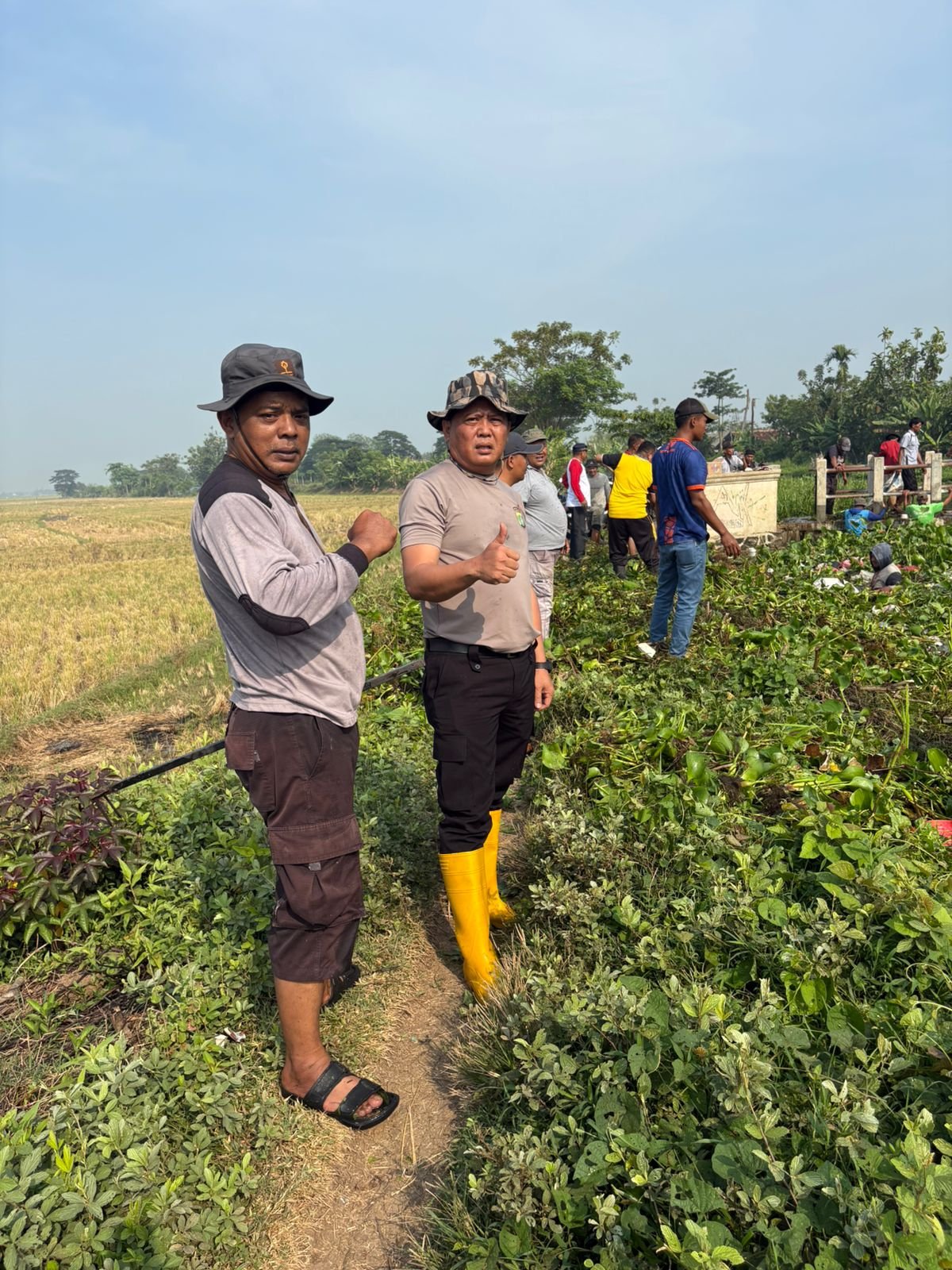 Kapolsek Pebayuran AKP Iing Suhaeri S.H., M.H., Ajak Warga Peduli Lingkungan, Tanggapi Video Viral Saluran Irigasi Penuh Eceng Gondok dan Sampah