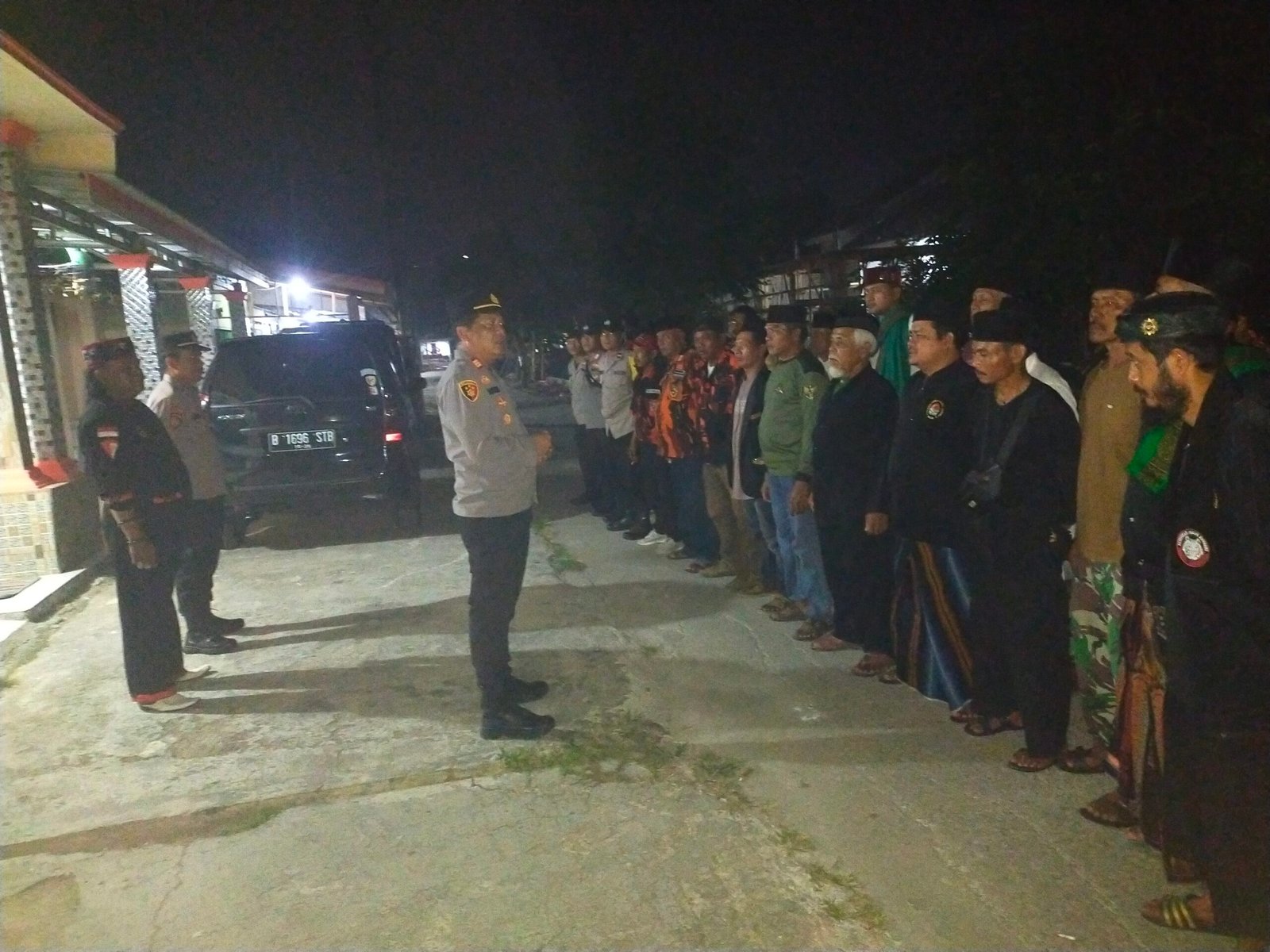Kapolsek Pebayuran Pimpin Apel Bersama Warga di Kampung Kobak Makmur, Ajak Masyarakat Jaga Keamanan dan Tertib Hukum