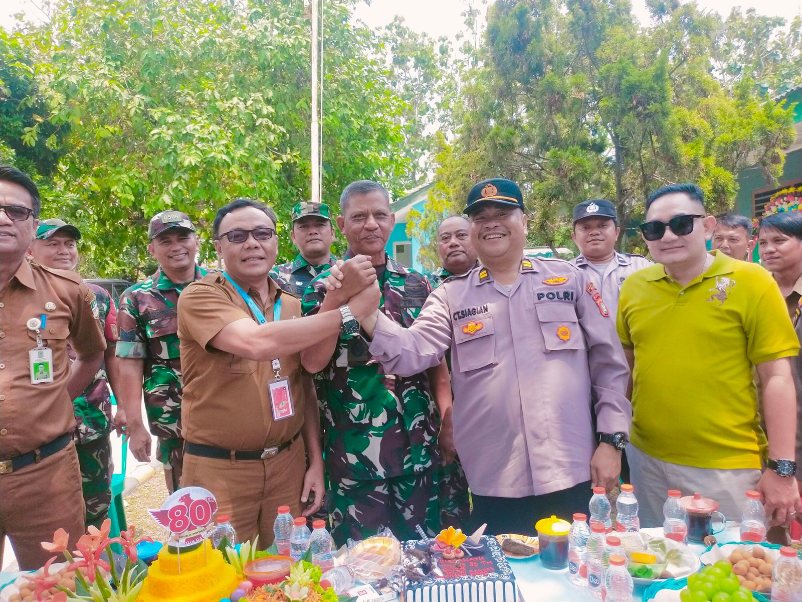Kapolsek Pebayuran Melalui Waka Polsek IPTU Cornelius Tigor Siagian S.H. Sampaikan Ucapan HUT TNI ke-80 di Mako Koramil 11 Pebayuran