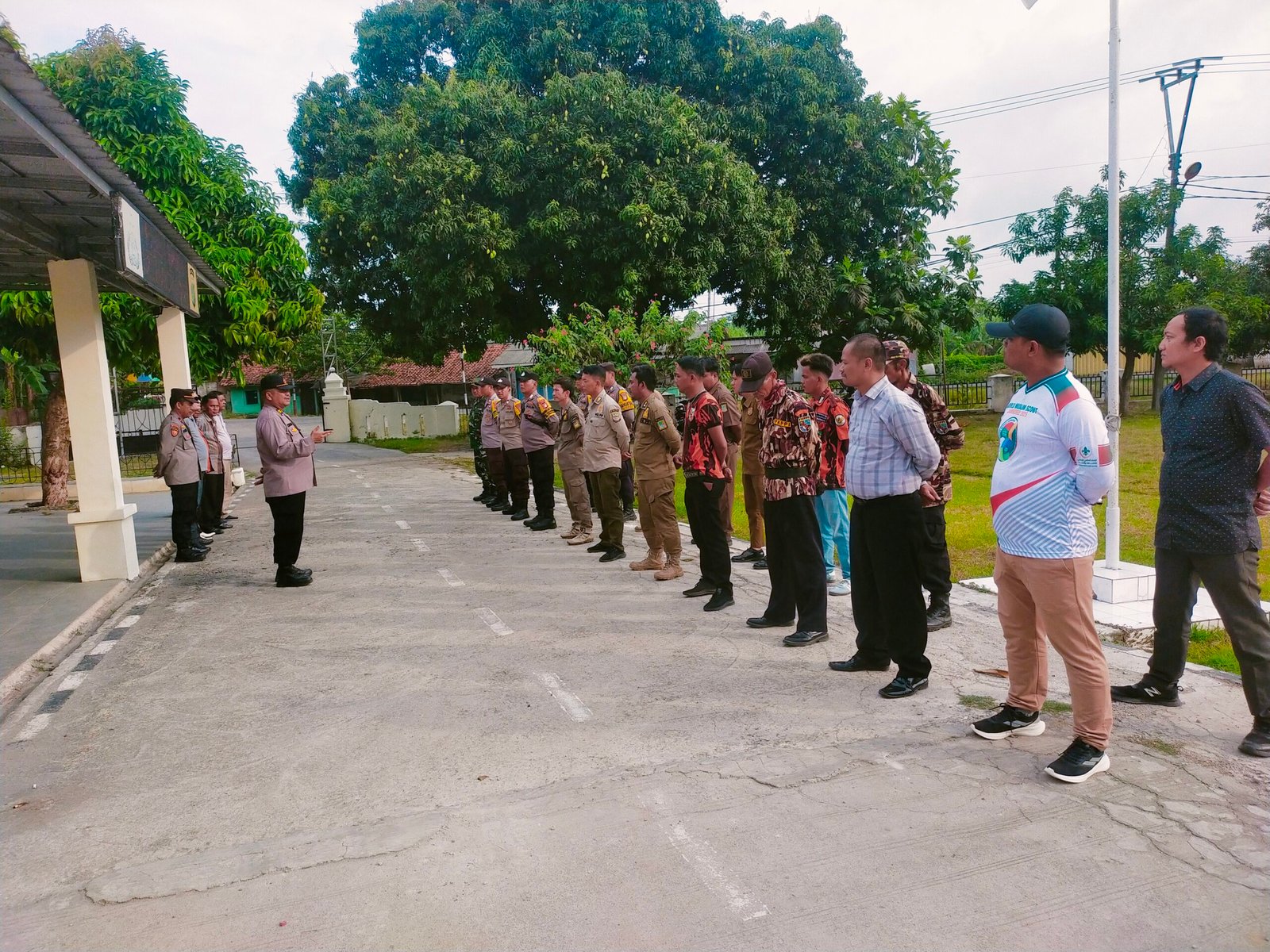 Polsek Pebayuran Apel Gabungan Muspika Sinergi TNI, Polri, Guru, dan Organisasi Masyarakat Wujudkan Kondusifitas Wilayah Dari Kenakalan Remaja