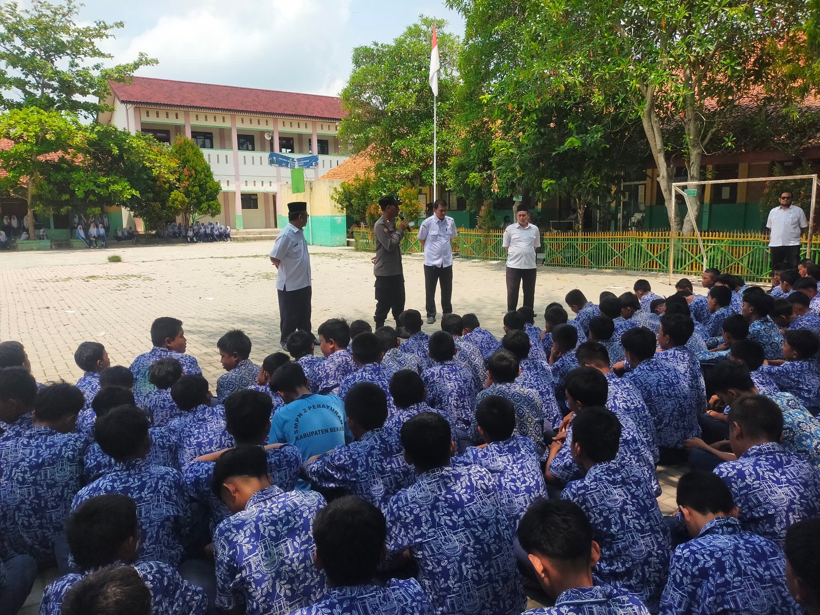 Kanit Bimas dan Kanit Intelkam Polsek Pebayuran Beri Himbauan di SMPN 2 Pebayuran Tentang Bahaya Tawuran dan Narkoba