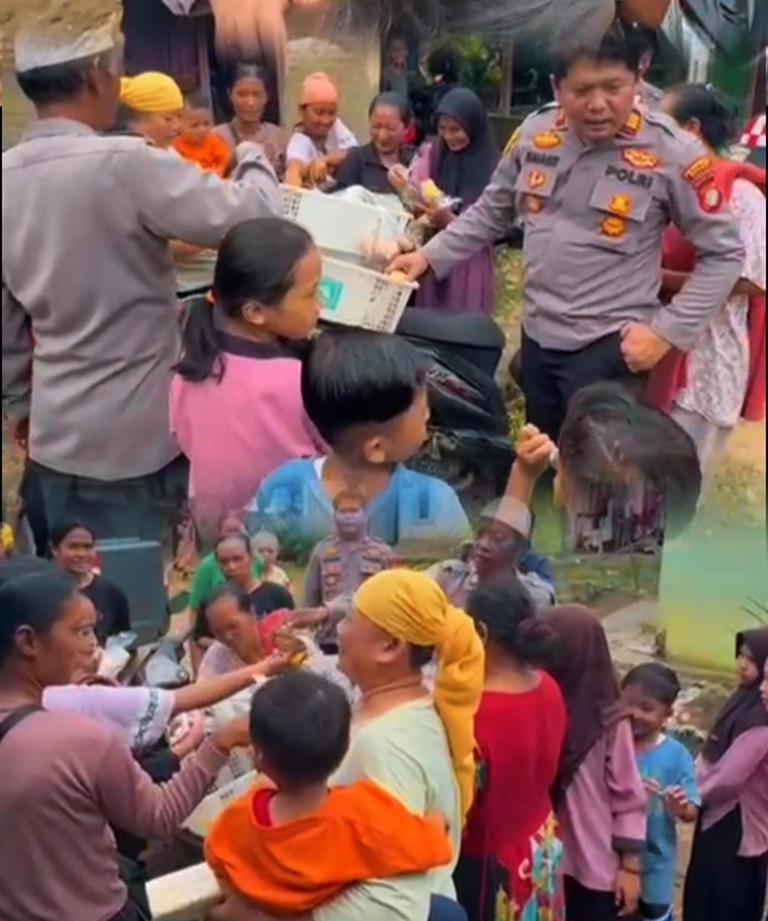 Kapolsek Pebayuran AKP IING SUHAERI, S.H.,M.H., Borong Dagangan Pedagang Sayur dan Bagikan ke Warga Saat Giat Sambang