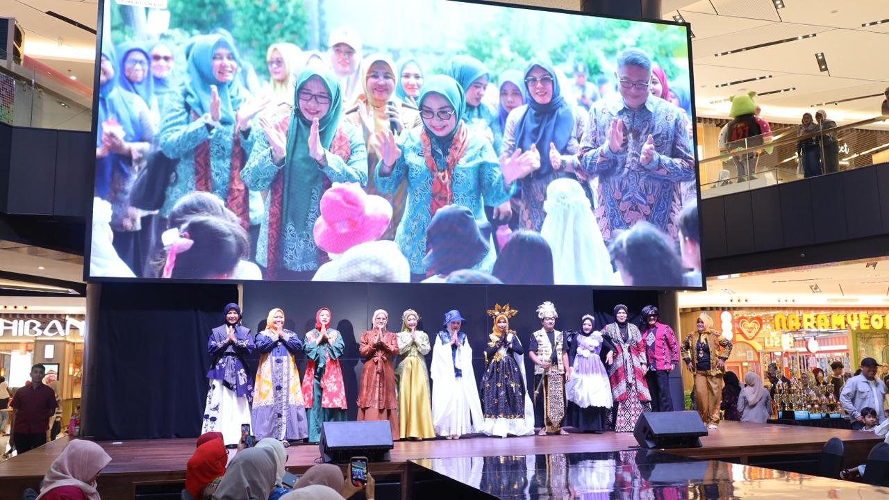 Puluhan Pasangan Ibu dan Anak Unjuk Bakat di Fashion Show BCFM 2025 bersama TP PKK Kota Bekasi