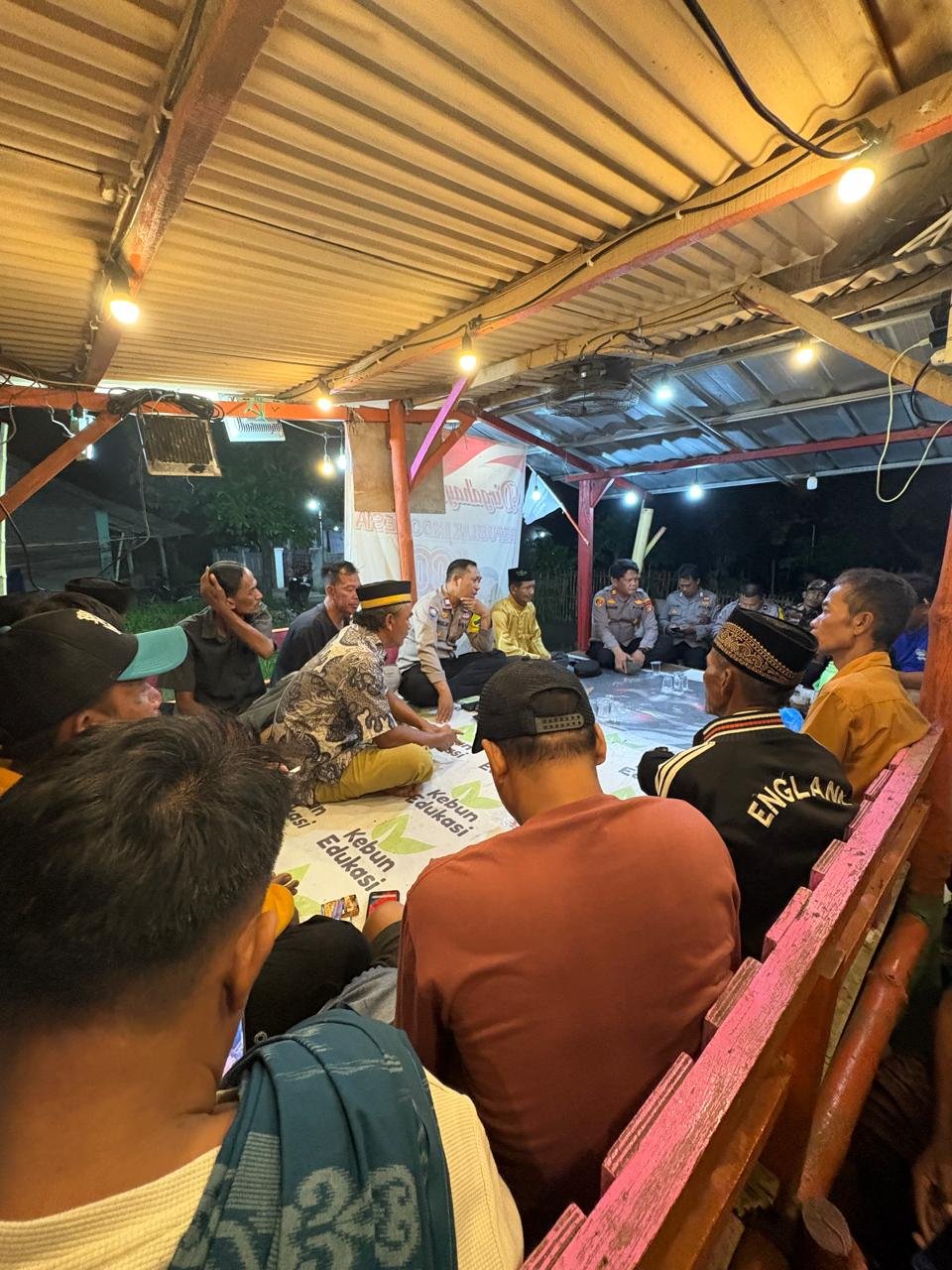 Kapolsek Pebayuran AKP IING SUHAERI S.H., M.H.,Gelar Ngopi Kamtibmas Bersama Warga Desa Bantar Jaya