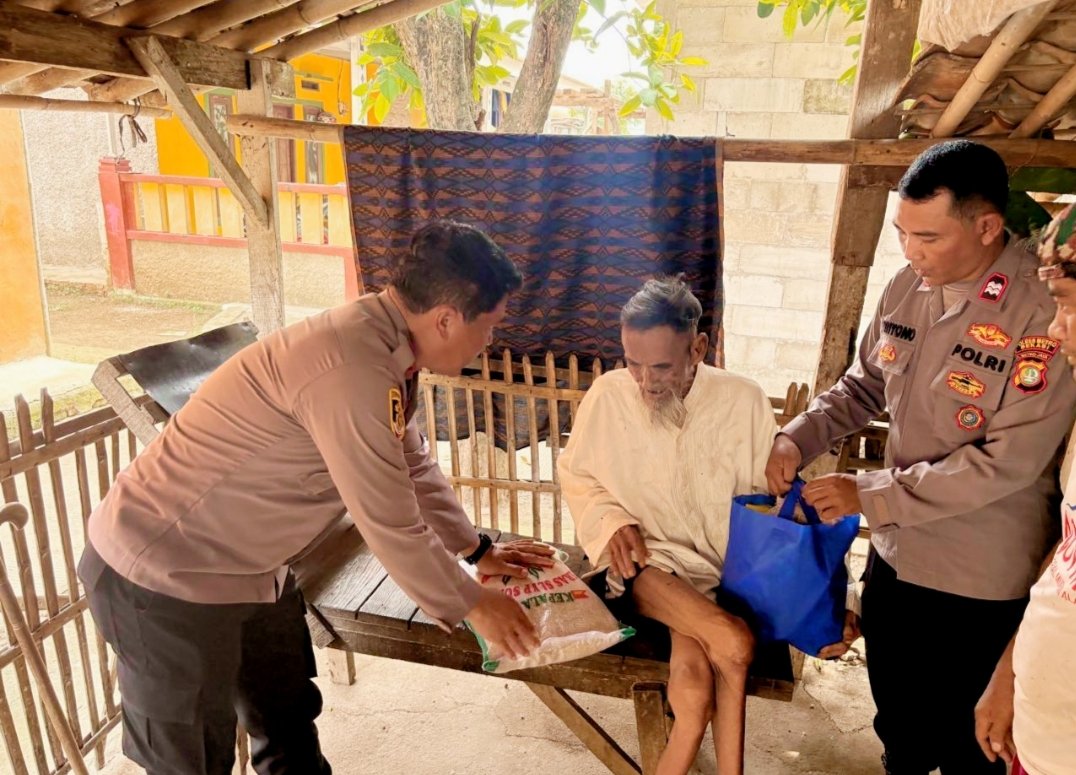 Kapolsek Pebayuran Gelar Giat Sosial “Jumat Berkah”, Berikan Santunan kepada Kakek Obet di Desa Karang Patri