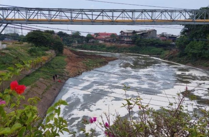 Busa Kembali Muncul di Kali Bekasi, DLH Kota Bekasi dan KP2C Lakukan Susur Sungai