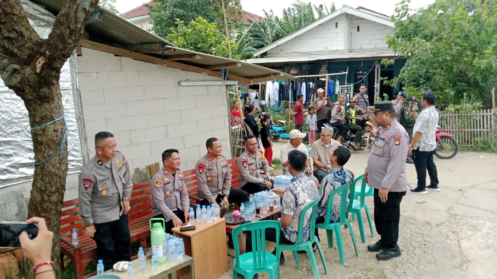 Wadansat Brimobda Polda Metro Jaya Tinjau Lokasi Rencana Pembangunan Jembatan Di Pintu Desa Bantarjaya Pebayuran