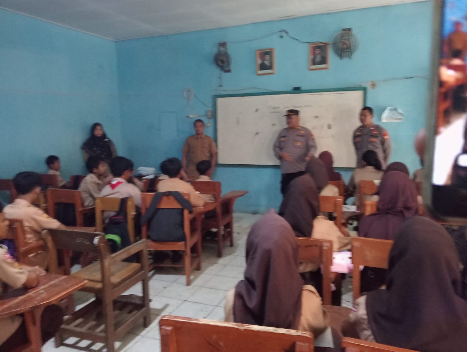 Polsek Pebayuran AKP Iing Suhaeri S.H. M.H., Gelar Program Police Go To School di SMP PGRI Pebayuran
