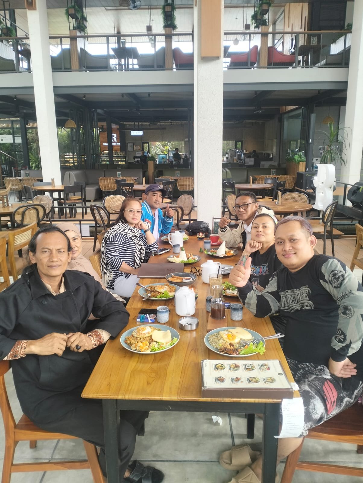 Hangat dan Penuh Kebersamaan, Asep Rayakan Usia ke-54 Bersama Rekan Media