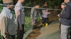 Polsek Pebayuran Monitoring Gabungan Banjir di Kampung Bojong Poncol Desa Sumber Sari