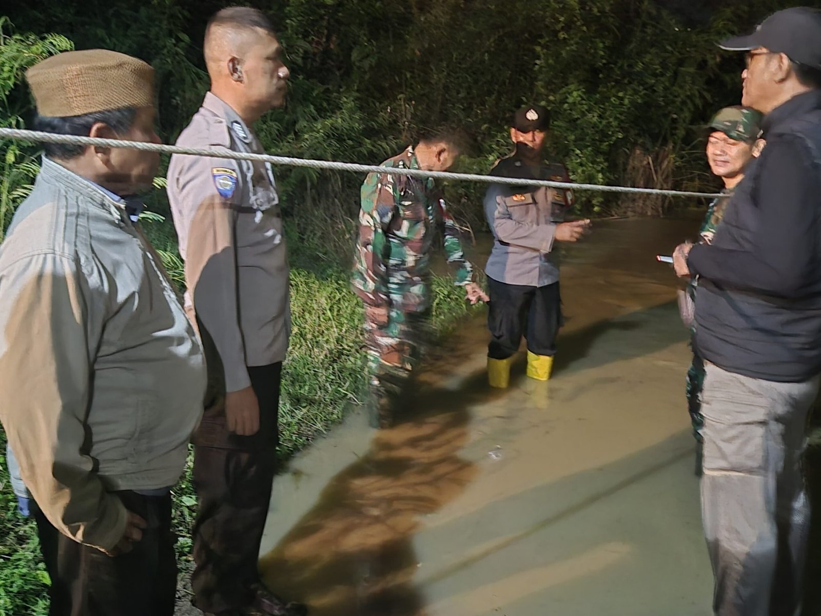 Polsek Pebayuran Monitoring Gabungan Banjir di Kampung Bojong Poncol Desa Sumber Sari