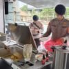 Brimob Hadir di Tengah Banjir Bekasi, Salurkan Makanan Siap Saji bagi Pengungsi