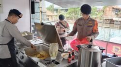 Brimob Hadir di Tengah Banjir Bekasi, Salurkan Makanan Siap Saji bagi Pengungsi