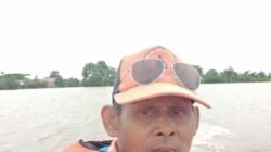 Ketulusan Pak Kadus Udin, Mengabdi Tanpa Lelah di Tengah Musim Banjir Pebayuran