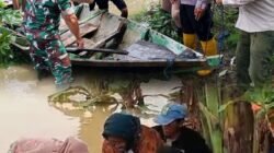 Kanit Bimas Polsek Pebayuran Aiptu Triyono Evakuasi Warga Terdampak Banjir di Bantaran Sungai Citarum