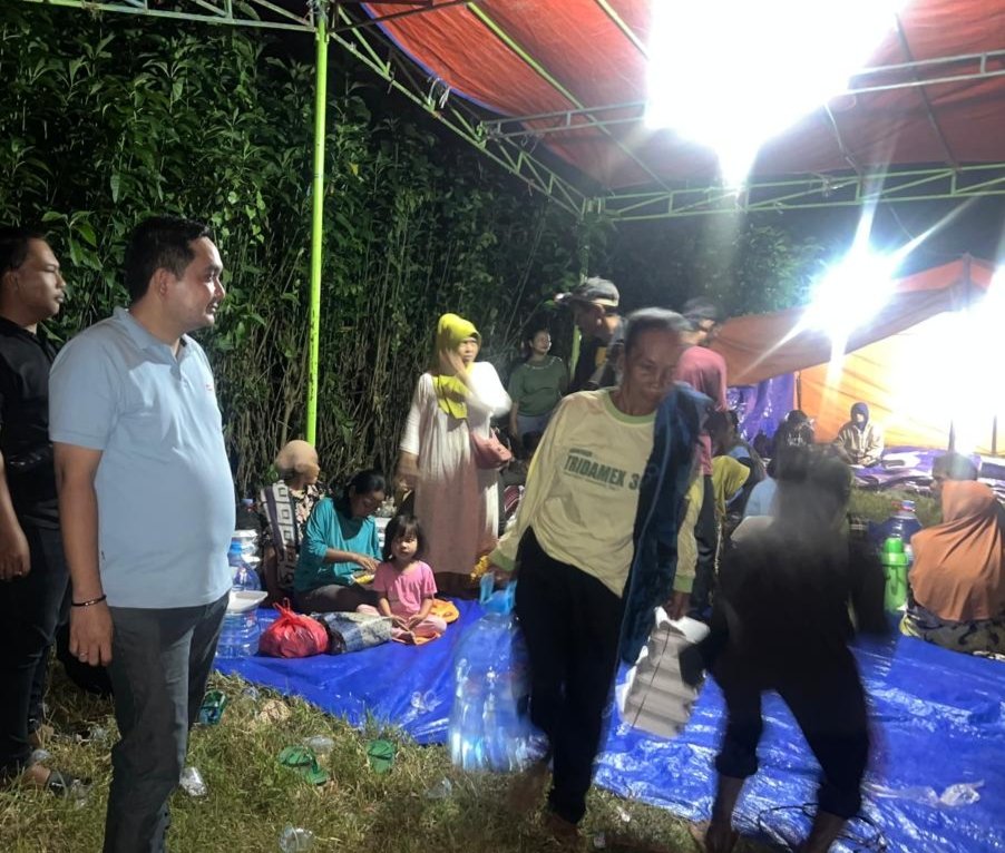 Di Tengah Genangan, Hadir Uluran Tangan: Kanit Reskrim Polsek Pebayuran Kirim Bantuan untuk Warga Terdampak Banjir