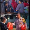 Kapolsek Pebayuran AKP Iing Suhaeri S.H. M.H.,Terus Hadir di Tengah Banjir, Bagikan Nasi Kotak untuk Warga Terdampak