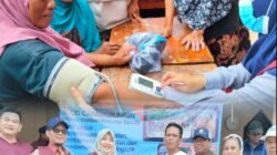 Rasa Peduli Antar Sesama, Direktur RSUD Cabangbungin , dr. Hj. Erni Herdiani, Hadir Menguatkan Warga Terdampak Banjir Di Desa Jayalaksana