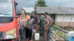 Banjir Tak Kunjung Surut, Kepedulian Mengalir Babinsa dan Satpol PP  Kecamatan Pebayuran Bagikan Air Bersih di Desa Karang Harja