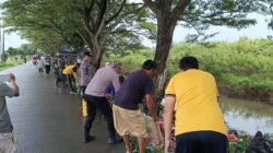 Kapolsek Pebayuran Bersama TNI dan Warga Gelar Gotong Royong Bersihkan Jalan Utama di Desa Bantar Jaya