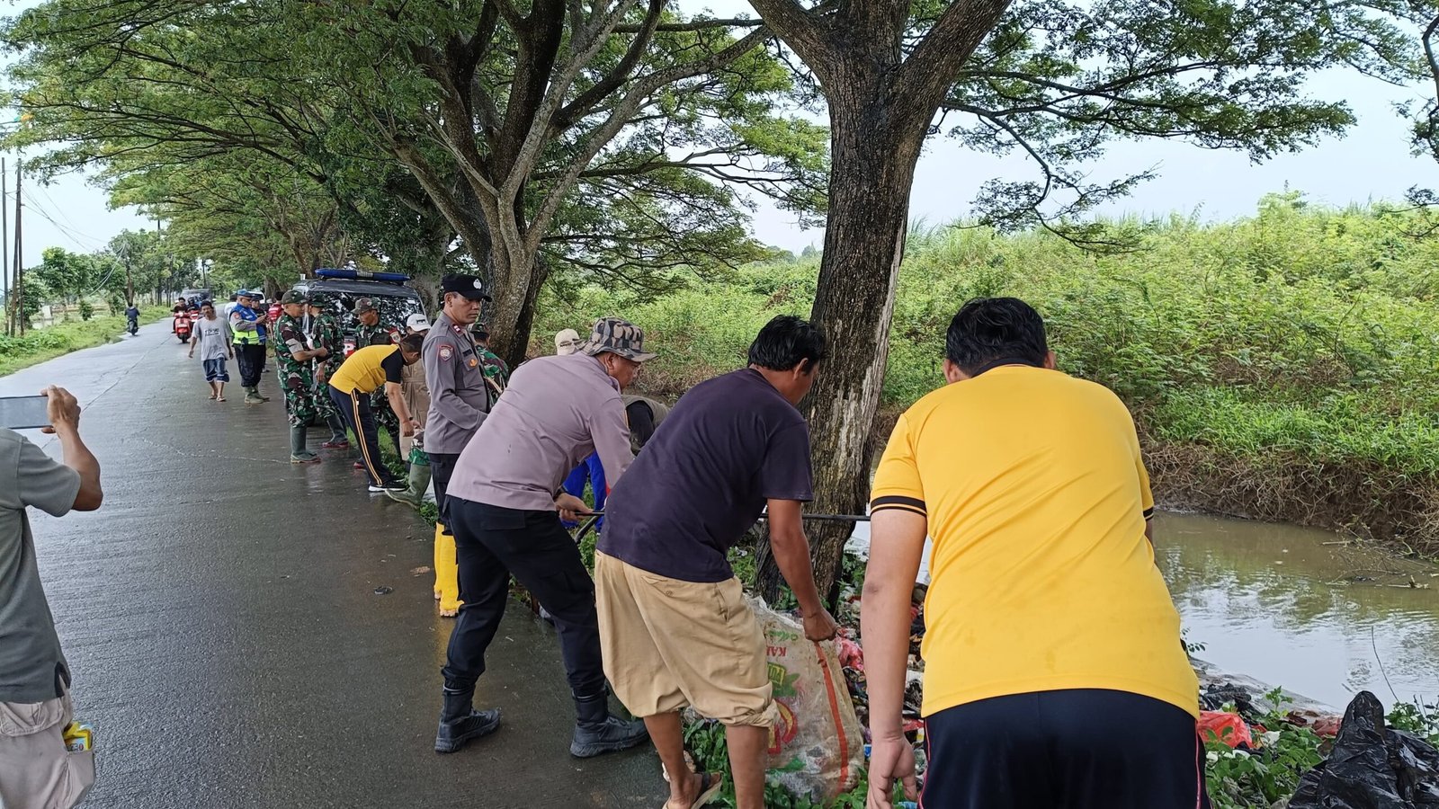 Kapolsek Pebayuran Bersama TNI dan Warga Gelar Gotong Royong Bersihkan Jalan Utama di Desa Bantar Jaya